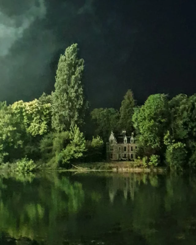 Château de Cézy. Photos prises durant le feu d'artifice. D'où ces différentes nuances de couleurs. 

#yonne #yonnetourisme #joignytourisme 
#igersbourgogne 
#château 
#castle